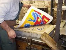 Il invente en 1796 la lithographie qui est une technique d'impression :