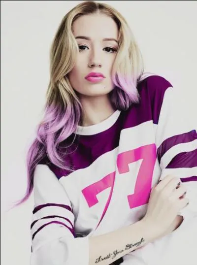 À quel âge quitte-t-elle son pays d'origine ?