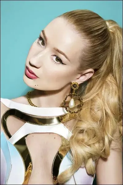 Dans quel pays va-t-elle après avoir quitté son pays ?