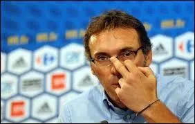 Laurent Blanc a dirigé l'équipe de France de 2010 à 2012. Quel geste affectueux faisait-il sur Fabien Barthez en entrant sur le terrain lors de la Coupe du monde 98 ?