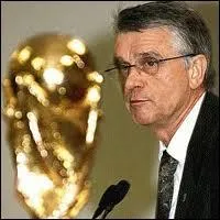 À quel joueur Aimé Jacquet s'adressait-il lorsqu'il a dit : ''Muscle ton jeu ! Muscle ton jeu Robert ! Si tu muscles pas ton jeu, fais attention, je t'assure tu vas avoir des déconvenues parce que t'es trop gentil.''