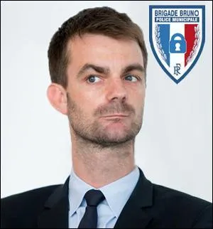 Et lui préfère aller faire du sport en salle plutôt que d'assister aux séances du conseil comme premier adjoint à la mairie de Paris. Normal, il faut bien que ce péquenaud soit tout beau pour faire la fiesta avec ses potes "bobos" :