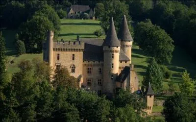 Atterrissons dans le parc de ce joli château :