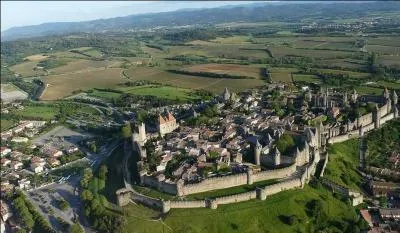 Survolons les remparts de :