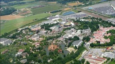 Tiens , un parc d'attraction , c'est :