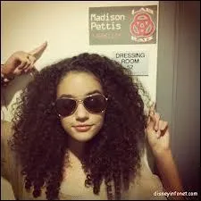 Comment s'appelle "la petite-amie" de Léo ?