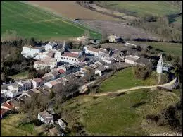 Nous survolons Monbahus. Village aquitain de l'arrondissement de Villeneuve-du-Lot, il se trouve dans le d&eacute;partement ...