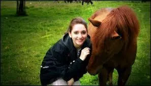 Pourquoi Isis est-elle partie du centre équestre ?