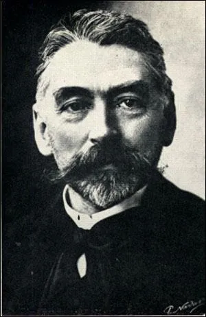 Né à Paris en 1842, poète, il a été professeur d'anglais, Verlaine l'insère dans sa série des poètes maudits, il a écrit ''L'Après-midi d'un faune''. Il décède en 1898 et repose au cimetière de Samoreau (77). Il se nomme :