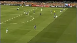 La superficie d'un terrain de football est d'environ 70 ...