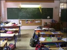 L'aire d'une salle de classe est d'environ : 0, 48 __