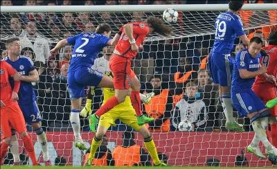 Monumental exploit du Paris SG qui, en ballottage défavorable, se qualifiera pour les quarts de finale face à Chelsea. À l'aller, le PSG avait été tenu en échec chez lui 1-1. Quel est le résultat du match retour ?