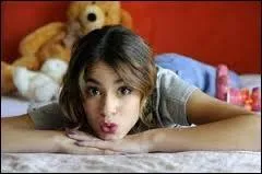 Elle décore sa chambre avec plein de babioles cools.