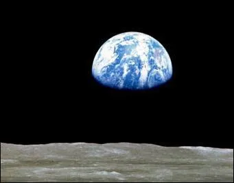 Qui chantait "ça va pas changer le monde, il a trop tourné pour nous" ?