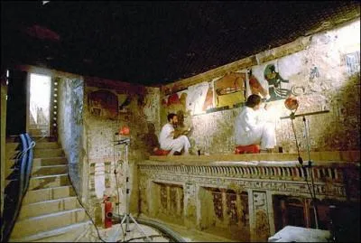 Une fois prête à ressusciter, elle va dans la petite salle annexe où :