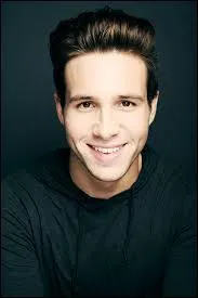 Pourquoi se fait-il passer pour quelqu'un d'autre ?