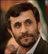 Il est né le même jour que le footballeur de la question précédente. Président iranien de 2005 à 2013.