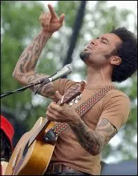 Chanteur californien né le 28 octobre 1969 aux influences folk, blues, gospel, rock, funk et reggae...