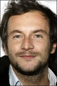 Animateur né le 28 octobre 1980, il a présenté "On n'demande qu'à en rire" et "Face à la bande" sur France 2.