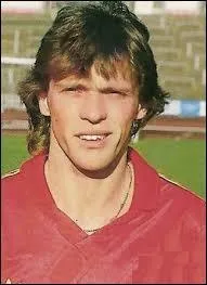 Diable rouge né le 28 octobre 1956. Un des plus beaux palmarès du football belge, il a notamment remporté la Coupe de l'UEFA en 1983 avec Anderlecht.