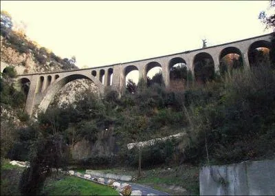 Le viaduc de l'Erbossièra de 205 mètres de long et d'une hauteur de 48 mètres a été construit dans les Alpes-Maritimes en 1928, à :