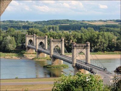 Ce pont de 358 mètres de long traverse la Loire dans le département de l'Indre-et-Loire, il a été construit en 1937, à :
