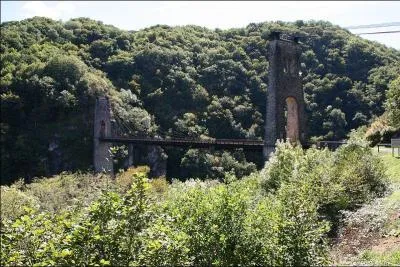 Le viaduc des Rochers Noirs est un pont suspendu de 170 mètres de long sur la Luzège en Corrèze. Il a été construit en 1913, à :