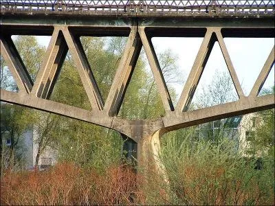 Le pont Boutiron est un pont routier-treillis sur l'Allier dans le département du même nom, d'une longueur de 202 mètres. Il a été construit en 1913, à :