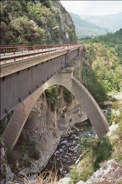 Le viaduc de Bévéra, structure en treillis de 125 mètres de long enjambe la rivière Bévéra dans les Alpes-Maritimes. Il a été construit en 1927, à :
