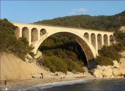 Ce viaduc en treillis d'une portée de 50 mètres traverse le vallon de la Graffiane à Carry-le-Rouet dans les Bouches-du-Rhône. Il se nomme :