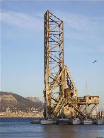 Ce pont transbordeur aussi appelé ''levant'' a été construit en 1917 dans le département du Var, il est hors service et condamné en position levée. Il se trouve à :