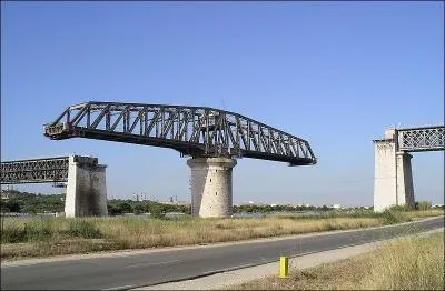 Ce pont tournant d'une longueur totale de 943 mètres traverse le canal de Caronte à Martigues dans les Bouches-du-Rhône, à :