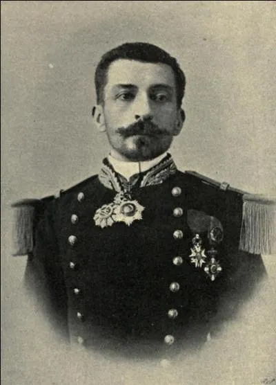 N&eacute; &agrave; Rochefort en 1850, cet officier de marine est devenu romancier. Il a &eacute;crit ''Aziyad&eacute;'' et ''Le Roman d'un spahi'' ; il s'appelle :