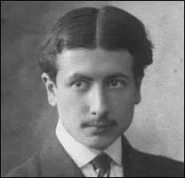 Romancier n&eacute; &agrave; La Chapelle-d'Angillon (Cher) en 1886, il est l'auteur de ''Miracles'' et de ''Le grand Meaulnes''; il se nomme :