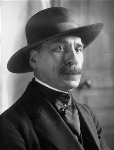 N&eacute; &agrave; Reims en 1872, ce po&egrave;te est l'auteur de ''Les Ballades fran&ccedil;aises'' et de''La complainte du petit cheval blanc''. Il se nomme :