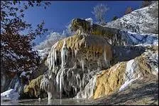 Nous allons découvrir la fontaine pétrifiante de Réotier. Village de l'arrondissement de Briançon, il se situe en région ...