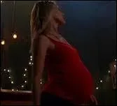 Quelle surprise Darla apprend-elle &agrave; Angel dans l'&eacute;pisode "La Proph&eacute;tie" ?