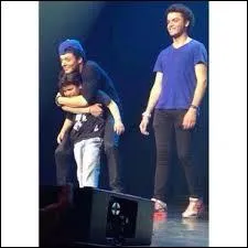 Qui sont les personnes présentent sur scène ?