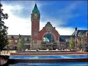 La couleur de mon premier varie chez les canards. Ces derniers barbotent dans mon second. Je suis :