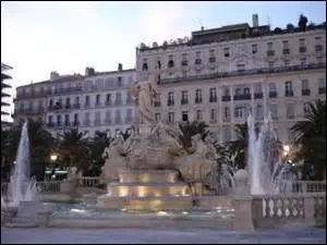 Mon premier peut se présenter en quinte. Quand mon second est excessif, je m'ennuie. Je suis :