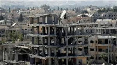 "Un hombre en su ciudad en ruinas" signifie...