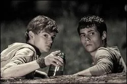 Qu'est-il écrit dans l'enveloppe qu'il donne à Thomas ?