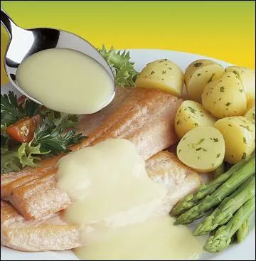 Elle accompagnera admirablement vos poissons, pour faire simple disons que c'est une sauce Béchamel additionnée d'épluchures de crevettes :