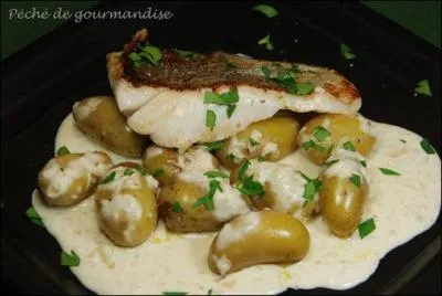 Ce filet de lieu se déguste avec une sauce béchamel dans laquelle on met des oignons :