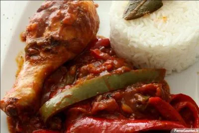 Et voici un poulet dont la réalisation nécessite tomates et poivrons :