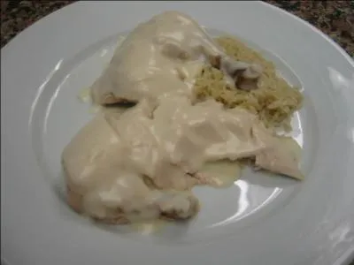 Cette poularde est préparée avec une sauce béchamel dans laquelle vous aurez incorporé du bouillon de poule, de la crème et un jaune d'oeuf :