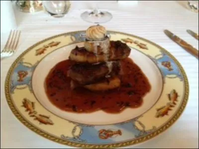 Ce filet de boeuf est accompagné d'une sauce qui est, à l'origine, une réduction de vin blanc avec un roux blond auquel on ajoute des dés de truffes.