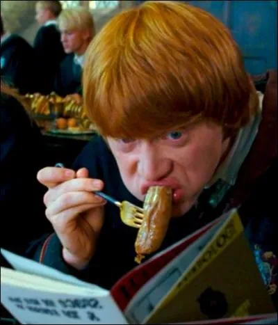 - Ron, si t'avais pris cette soupe comme nous, t'aurais pu manger comme un français...

- J'aime pas le pescale. Je préfère les trucs de chez nous.

- Mange un peu bien, m**de ! Qu'est-ce que tu fous avec ta saucisse ? Tu lui broutes l'asperge ? Un peu de tenue ! 

- A propos d'asperges, tu savais que c'était la confiture préférée du dirlo ?