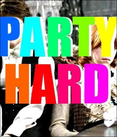 - Tu peux te moquer du joufflu, Harry, mais ta Shiva, elle a l'air de s'ennuyer sec. Tu sais pas danser ?

- Non.

- Attends un peu. Tu sais crever la paillasse d'un dragon mais tu sais pas faire une valse ?

- Va te faire voir chez les gobelins grecs.