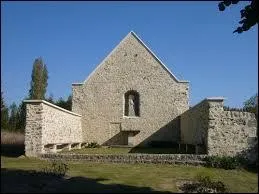 En 1561, combien de prélats catholiques sont réunis par Catherine de Médicis ?